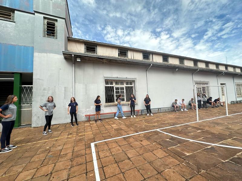 Aula de Geografia do 8º Ano: Aprendizado Divertido com o Jogo do Telefone Sem Fio