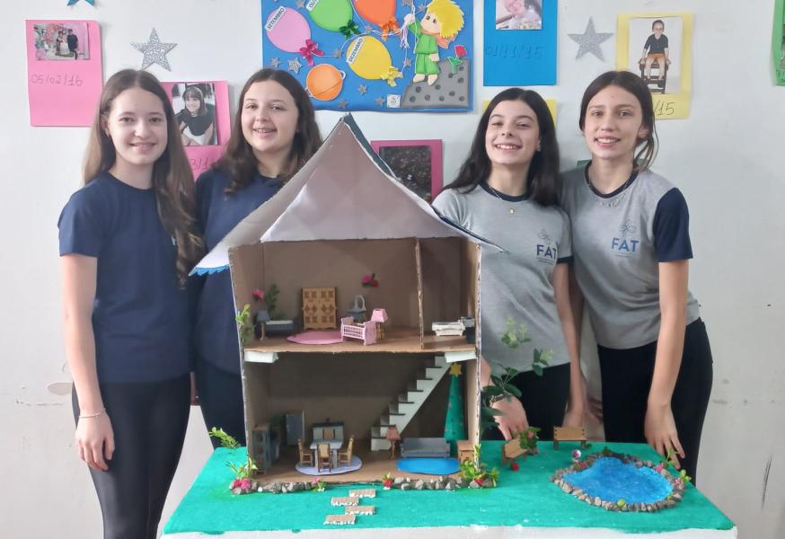 Alunos do 7º Ano Concluem Estudo de Tridimensionalidade com Construção de Maquetes