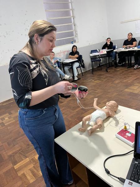 Aula complementar sobre urgências pediátricas enriquece formação de alunos do curso Técnico em Enfermagem da FAT