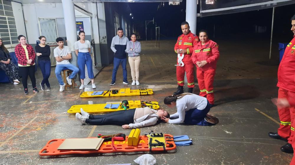 Alunos da FAT participam de treinamento prático com Bombeiros Voluntários