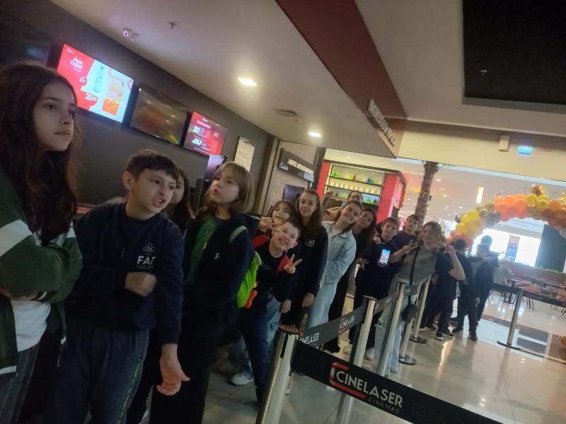 Alunos do 5º e 6º anos da FAT comemoram o Dia das Crianças com passeio ao cinema em Passo Fundo