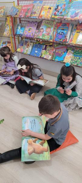 Turma do 1º Ano B participa da “Parada da Leitura” na Biblioteca Infantil da FAT