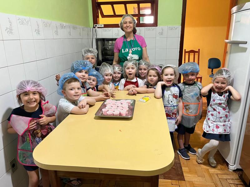 Alunos do Pré I A e B preparam mousse de morango e aprendem matemática e linguagem na cozinha da FAT