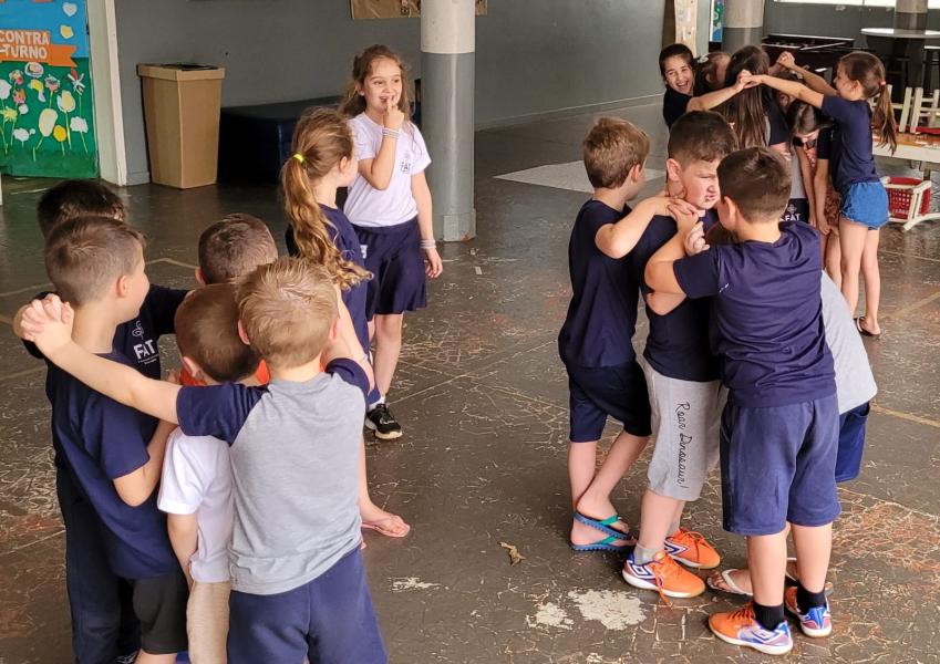 Turma do 1º Ano B da FAT Aprende sobre Cooperação e Amizade em Aula de Educação Socioemocional