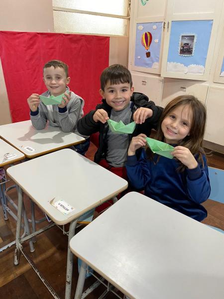 Turma do Pré II A da FAT aprende a fazer barquinho de papel em aula de Musicalidade