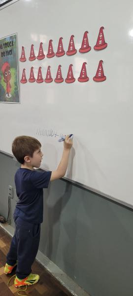 Turma do 1° Ano B comemora Dia do Folclore com atividade lúdica de Matemática