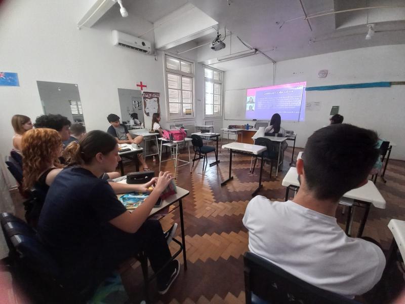 Alunos do 2º ano do Ensino Médio participam de live sobre competências socioemocionais e redação nota mil