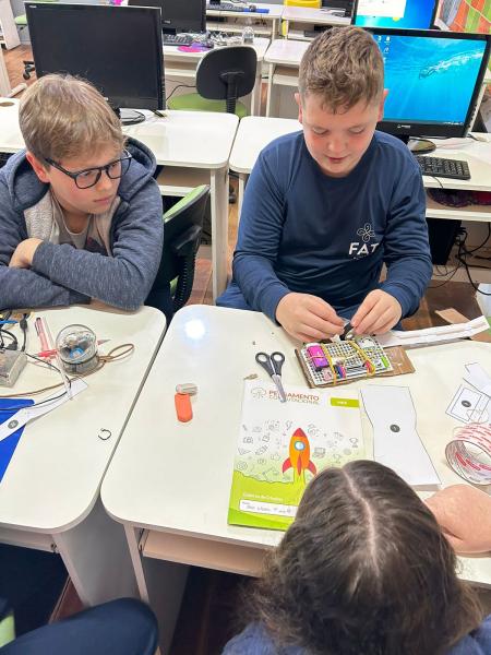 Alunos do 6º e 7º anos da FAT criam garras biônicas em aula de Pensamento Computacional