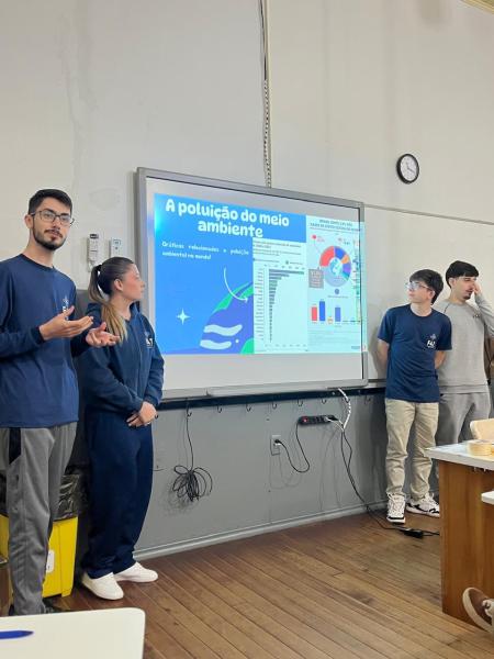 Alunos do Ensino Médio realizam apresentações interdisciplinares em alusão ao Dia do Planeta