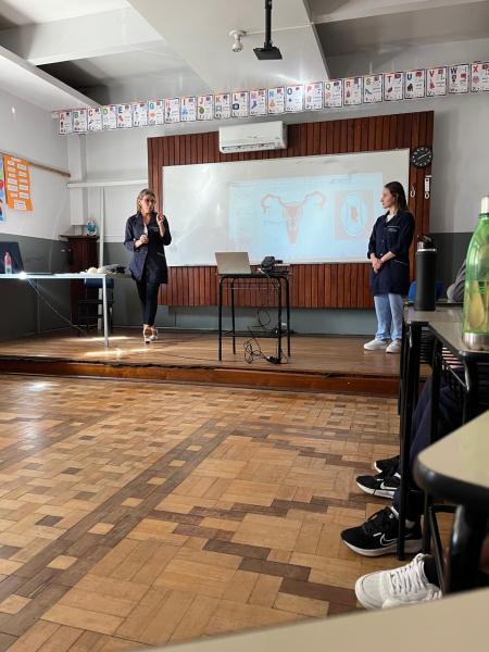 Atividade do 8º ano com enfermeira abordou ciclo menstrual, contracepção e ISTs em Ciências.