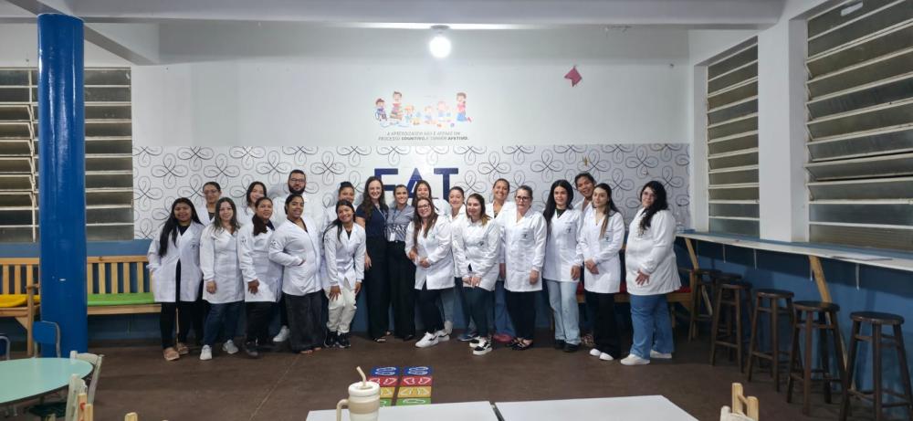 Alunos do Técnico em Enfermagem recebem seus jalecos