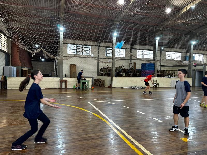 Estudantes do 8º e 9º Ano aprendem de forma lúdica com confecção de petecas e atividade esportiva